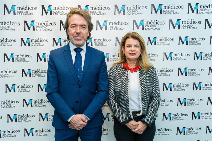La presidenta del Colegio de Médicos de Las Palmas, Elizabeth Hernández, y el médico José Antonio Caminero,  miembro de la Real Academia Nacional de Medicina de España