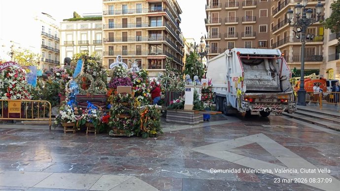 Comienza la retirada de las flores de la ofrenda fallera 2026 en València.