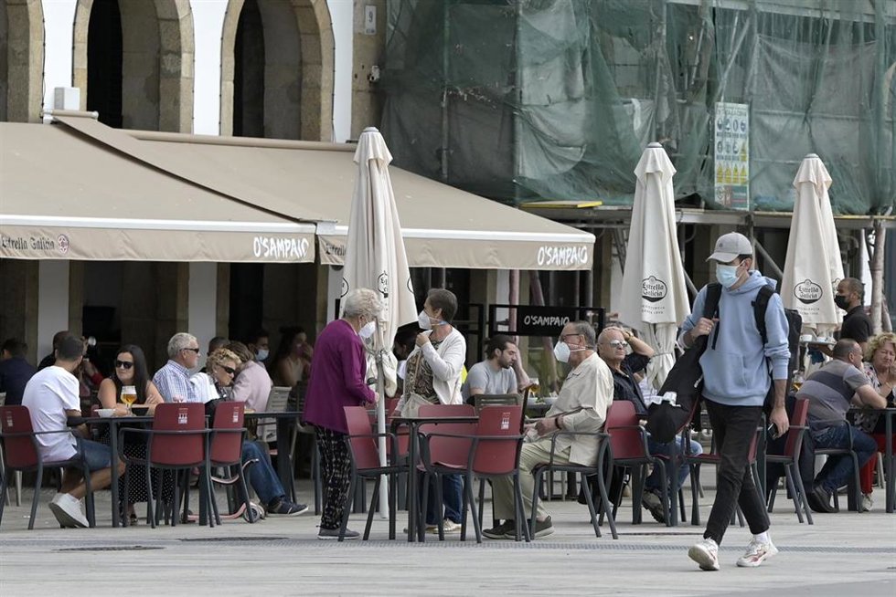 Archivo - Varias personas en la terraza de un bar, a 18 de septiembre de 2021, en A Coruña, Galicia (España). Desde este sábado, en Galicia la ocupación máxima en los servicios de hostelería y restauración en bares, cafeterías y restaurantes será de ocho