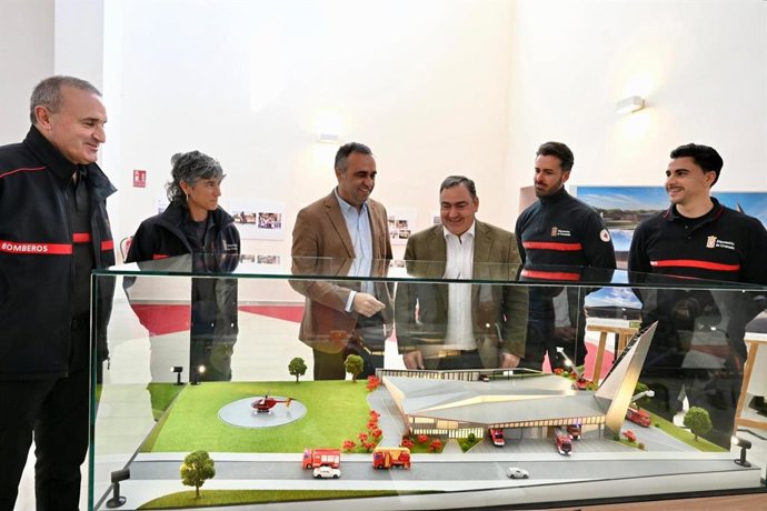 El presidente de la Diputación de Granada, Francis Rodríguez, ha presentado este lunes el proyecto del futuro Parque de Bomberos Metropolitano, una infraestructura estratégica ubicada en el municpio de Ogíjares.