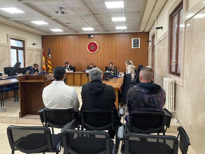 Dos de los acusados, de espaldas y acompañados por un intérprete, este lunes en la Audiencia Provincial de Baleares.