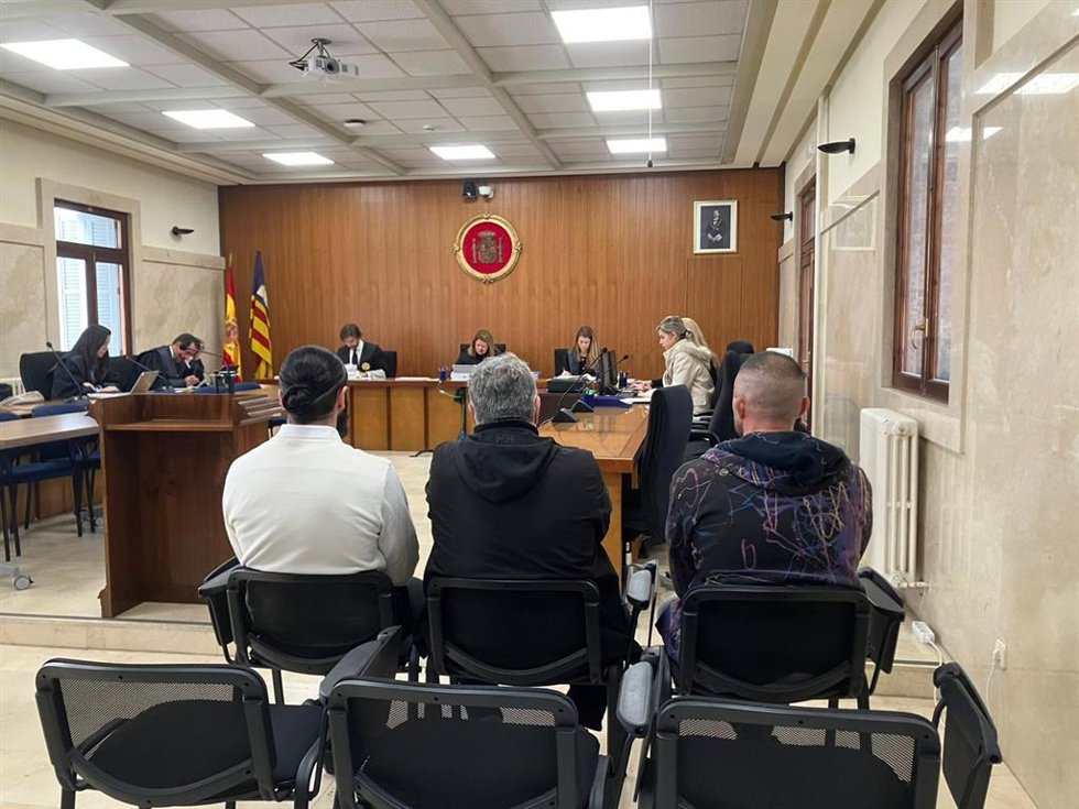 Dos de los acusados, de espaldas y acompañados por un intérprete, este lunes en la Audiencia Provincial de Baleares.