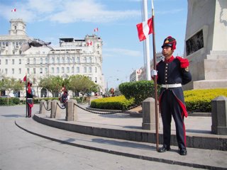 Archivo - Un soldado peruano en Lima, imagen de archivo.