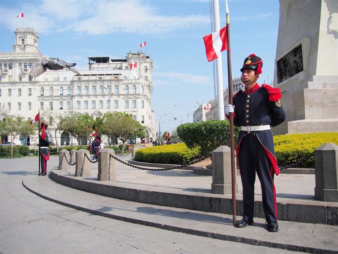 Archivo - Un soldado peruano en Lima, imagen de archivo.