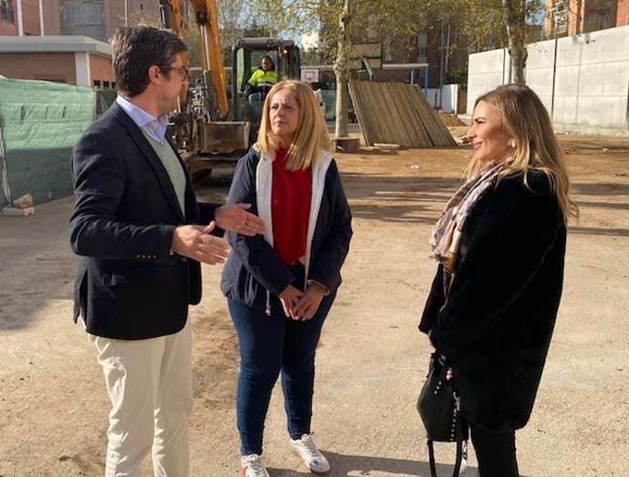 El delegado de Desarrollo Educativo y Formación Profesional, Diego Copé, y la responsable de Educación e Infancia en el Ayuntamiento, Narci Ruiz (dcha.), en su visita al CEIP Alcalde Jiménez Ruiz.