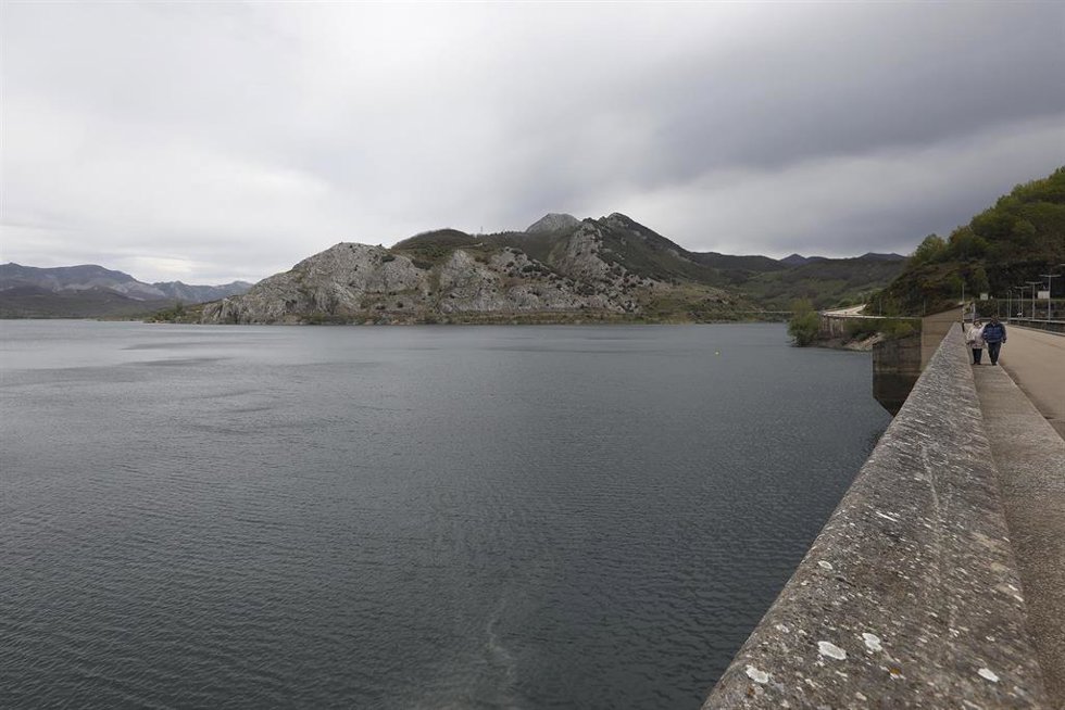 Archivo - Vista del embalse del río Porma, a 28 de abril de 2023, en León, Castilla y León (España).