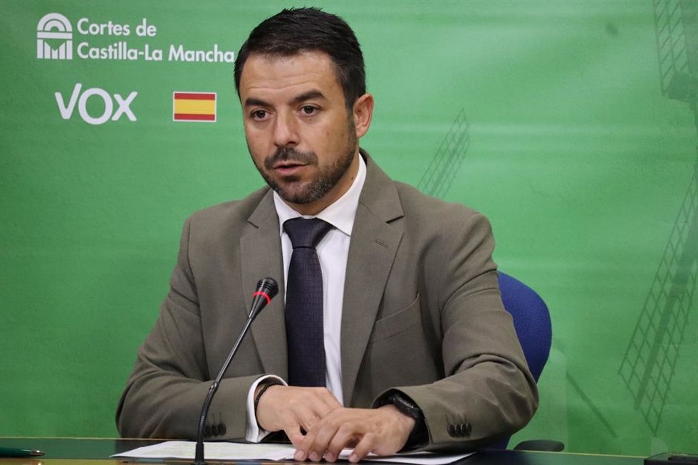 Archivo - El diputadao regional de Vox, Iván Sánchez, en rueda de prensa.