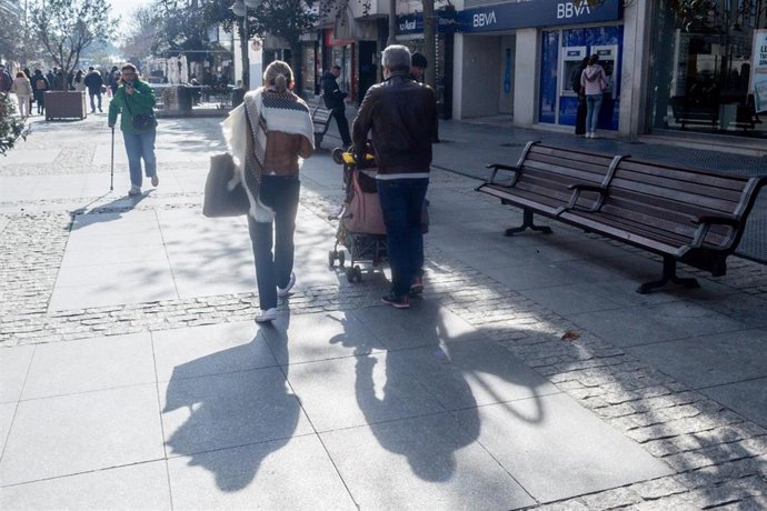 Archivo - Una pareja lleva un carrito de bebé.