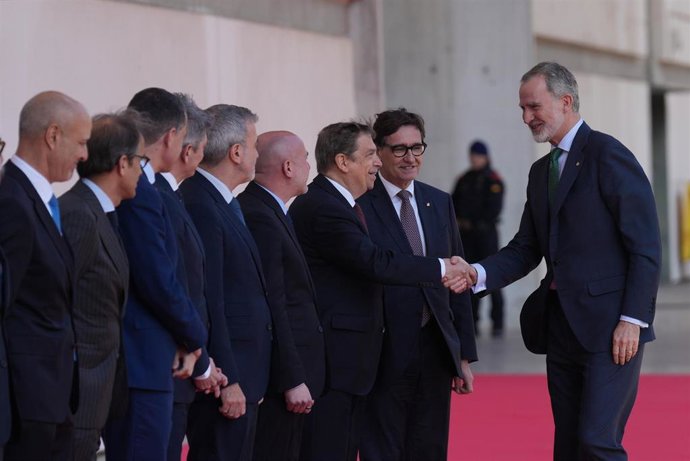 El Rey Felipe VI (d) y el ministro de Agricultura, Pesca y Alimentación, Luis Planas (i), durante la inauguración del Salón Internacional de la Alimentación y Bebidas ‘Alimentaria 2026’, en la Fira de Barcelona en L'Hospitalet de Llobregat este lunes