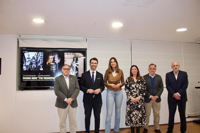 Inauguración de la exposición fotográfica 'Tres encuentros' en la Oficina de Turismo de la Acera de Recoletos.