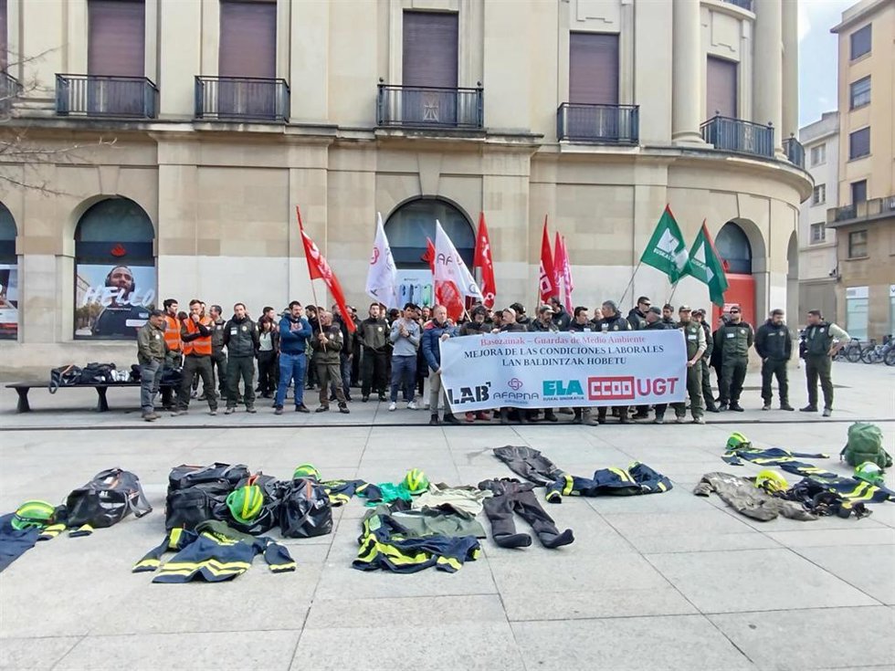 Concentración convocada por los sindicatos que representan al colectivo de Guarderío de Medio Ambiente de Navarra