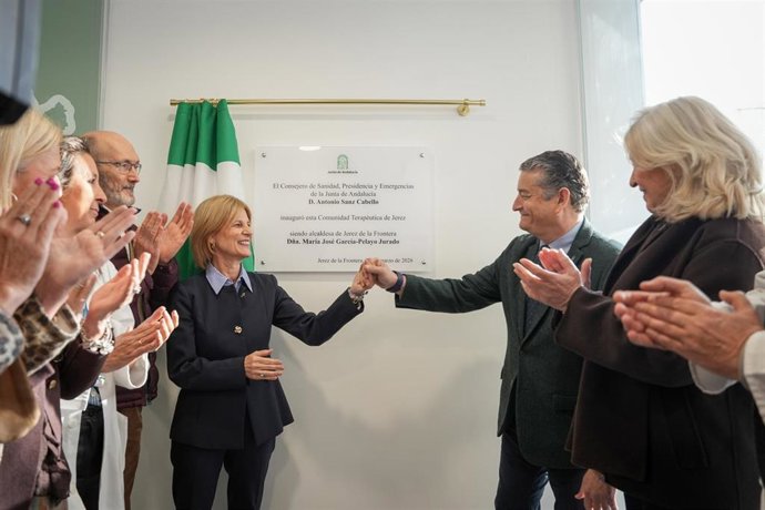 El consejero de Sanidad, Presidencia y Emergencias de la Junta, Antonio Sanz, y la alcaldesa de Jerez de la Frontera (Cádiz), María José García-Pelayo, descubren placa conmemorativa de  la inauguración de la Nueva Comunidad Terapéutica de Salud Mental.