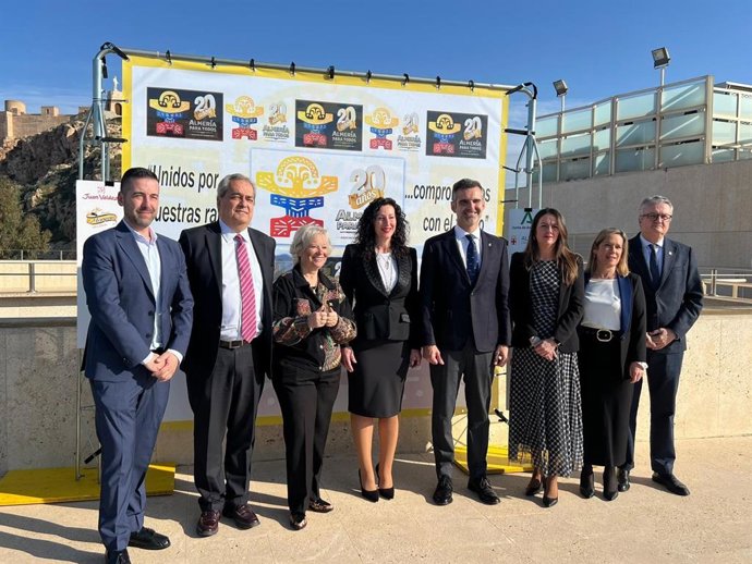 El consejero de Agricultura, Pesca, Agua y Desarrollo Rural de la Junta de Andalucía, Ramón Fernández-Pacheco, junto a autoridades y representantes institucionales, durante el acto del XX aniversario de la asociación 'Almería para Todos'.