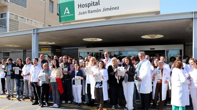 Acto de repulsa en el Hospital Juan Ramón Jiménez de Huelva contra las agresiones a profesionales sanitarios.