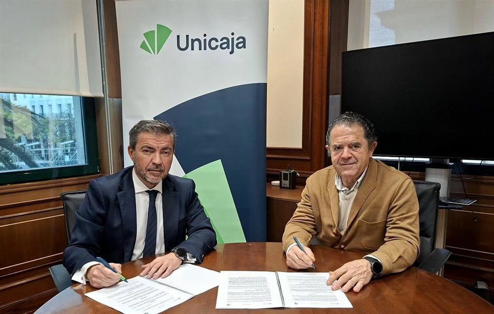 El director territorial de Unicaja en Málaga, Francisco José Reguera, y el presidente deAsaja Málaga, BaldomeroBellido, en la firma del convenio.