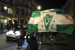 Valparaiso, 22 de marzo 2026 Hinchas de Santiago Wanderers celebran en Plaza Victoria la obtencion de la Copa Libertadores Sub 20 2026 tras vencer a Flamengo Sebastian Cisternas/Photosport  Valparaiso, march 22, 2026 Santiago Wanderers fans celebrate on