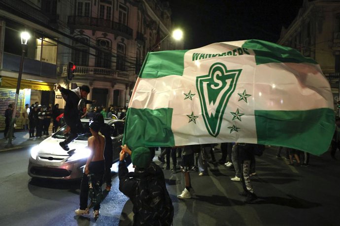 Valparaiso, 22 de marzo 2026 Hinchas de Santiago Wanderers celebran en Plaza Victoria la obtencion de la Copa Libertadores Sub 20 2026 tras vencer a Flamengo Sebastian Cisternas/Photosport  Valparaiso, march 22, 2026 Santiago Wanderers fans celebrate on