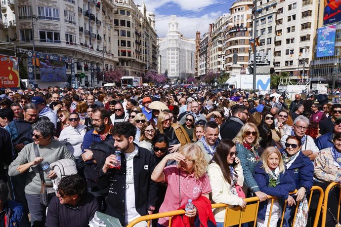 Decenas de personas durante la mascletà, a 14 de marzo de 2026, en Valencia
