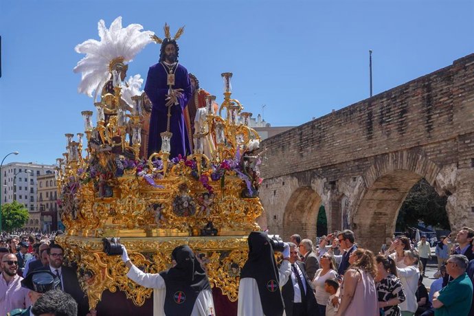 Archivo - El paso de Jesús Cautivo y Rescatado de la hermandad del Polígono de San Pablo, por la calle Luis Montoto camino a la Catedral, en foto de archivo.  