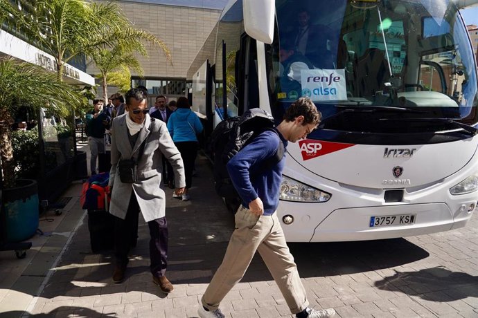 Archivo - Pasajeros de la línea de alta velocidad Madrid-Málaga llegando a la capital malagueña en autobús desde Antequera, tramo, este último, que permanece inoperativo por daños en la infraestructura por el temporal