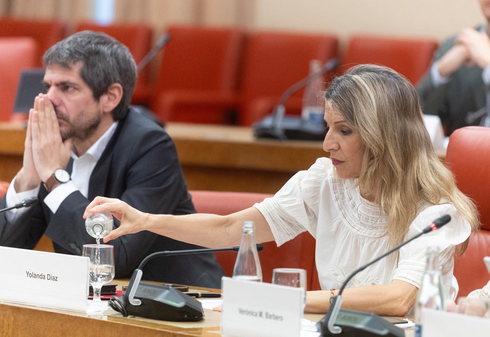 (I-D )El ministro de Cultura, Ernest Urtasun, y la vicepresidenta segunda y ministra de Trabajo y Economía Social, Yolanda Díaz, durante una reunión, en el Congreso de los Diputados, a 23 de marzo de 2026, en Madrid (España).
