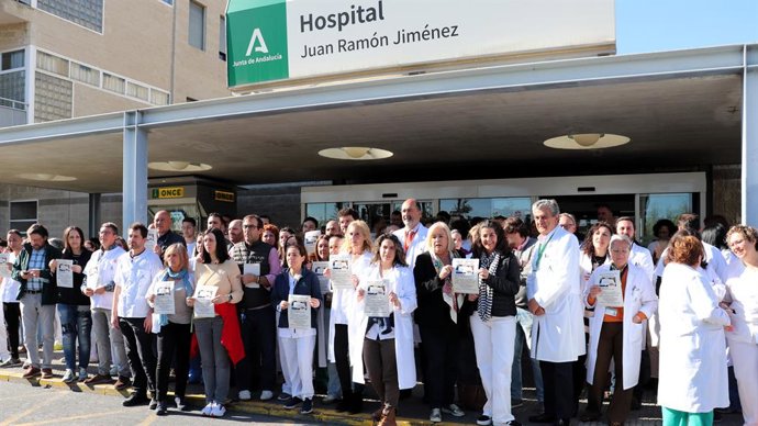 Acto de repulsa en el Hospital Juan Ramón Jiménez de Huelva contra las agresiones a profesionales sanitarios.