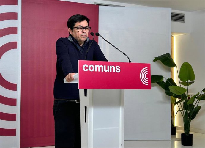 El portavoz de los Comuns, Gerardo Pisarello, en una rueda de prensa en la sede del partido