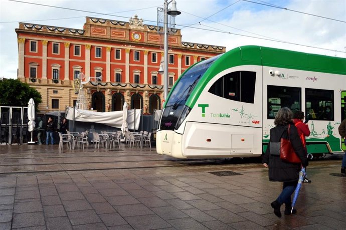 El Trambahía, el tranvía de la Bahía de Cádiz, a su paso por San Fernando (Cádiz)