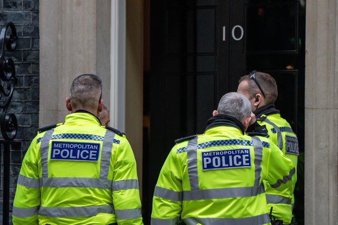 Archivo - Arquivo - 17 de dezembro de 2025, Londres, Reino Unido: Policiais da Polícia Metropolitana entrando no número 10 de Downing Street em 17 de dezembro de 2025, em Londres, Reino Unido.