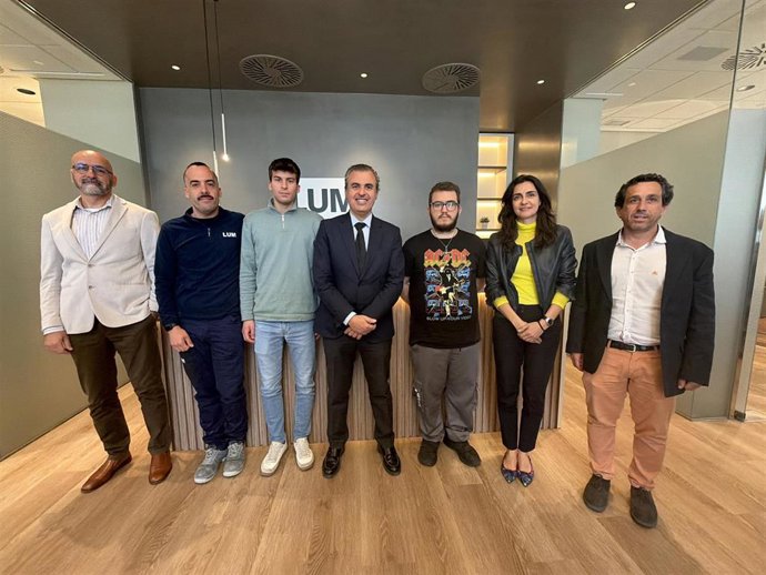 El conseller de Educación y Universidades, Antoni Vera, en su visita a la empresa Llum Magnètic.