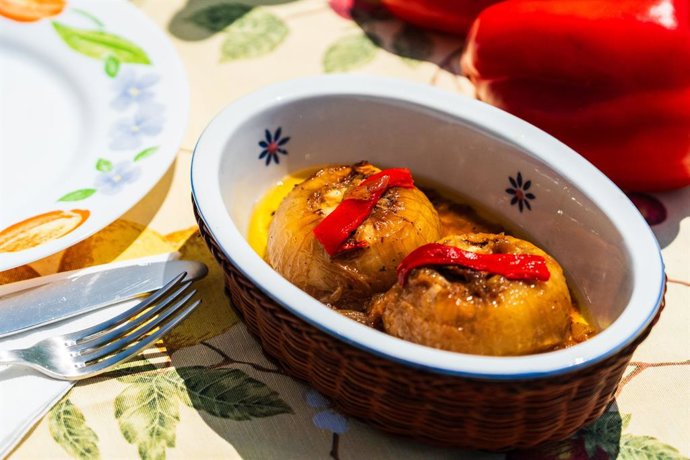 "Cebolles Rellenes", Una De Las Recetas De Cocina De Carbón