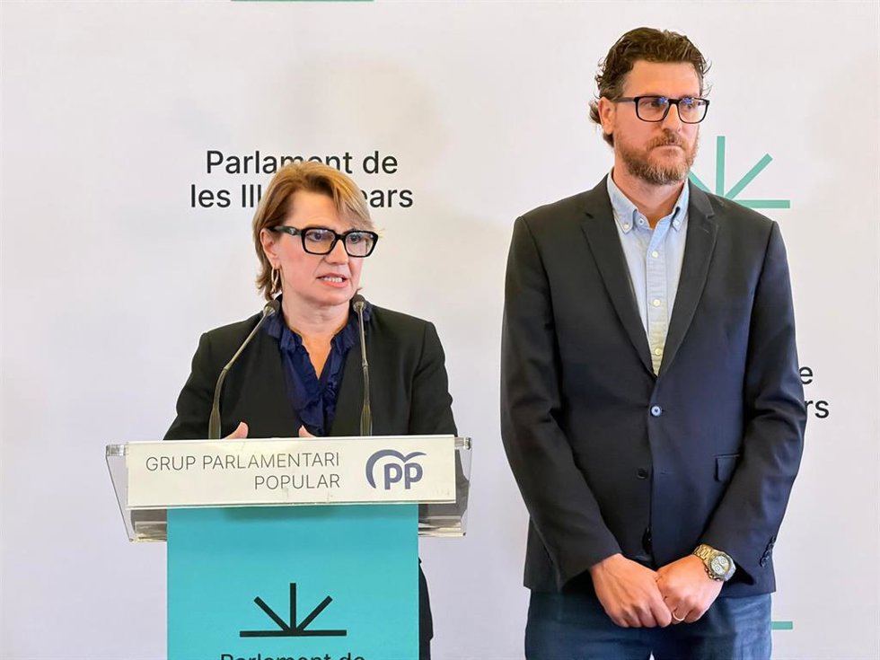 Los portavoces del PP en el Parlament, Marga Durán y Sebastià Sagreras, en rueda de prensa