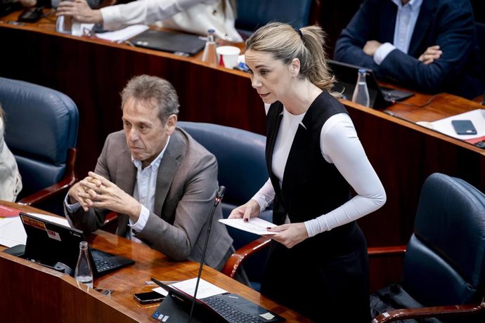 La portavoz del PSOE en la Asamblea, Mar Espinar (d), durante una sesión plenaria en la Asamblea de Madrid