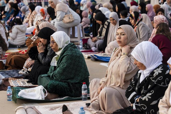 Miembros de la comunidad musulmana de Almería participan en la celebración del Eid al Fitr, el rezo colectivo que marca el final del Ramadán. A 20 de marzo de 2026 en Almería (Andalucía, España). 
