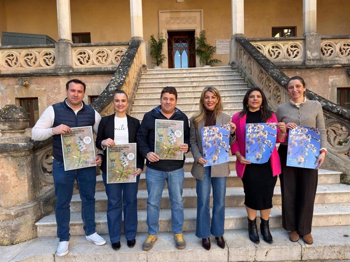 La alcaldesa de Andratx, Estefanía Gonzalvo, presenta la programación de la feria del municipio.