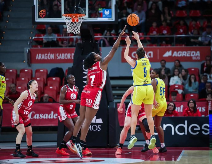 Nadia Fingall (7) intenta taponar un lanzamiento en un partido del Casademont Zaragoza