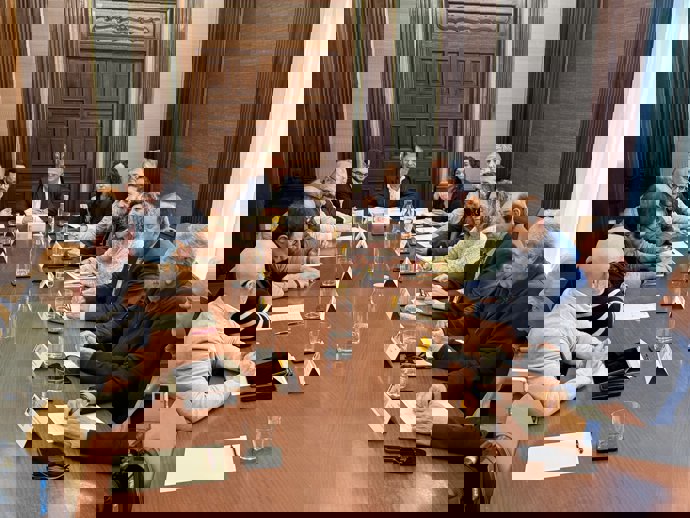 atronales y sindicatos de la comunidad para analizar los efectos de la guerra en Oriente Medio