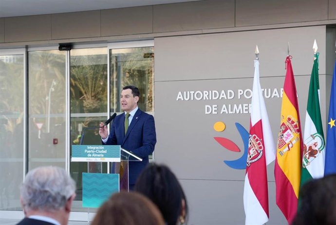 El presidente de la Junta de Andalucía, Juanma Moreno, durante la inauguración de la primera fase del Puerto-Ciudad de Almería.