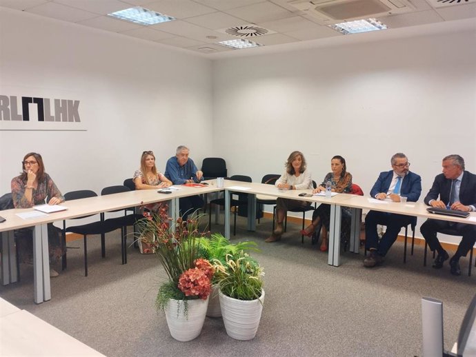 Archivo - Representantes de Confebask y sindicatos vascos en el CRL