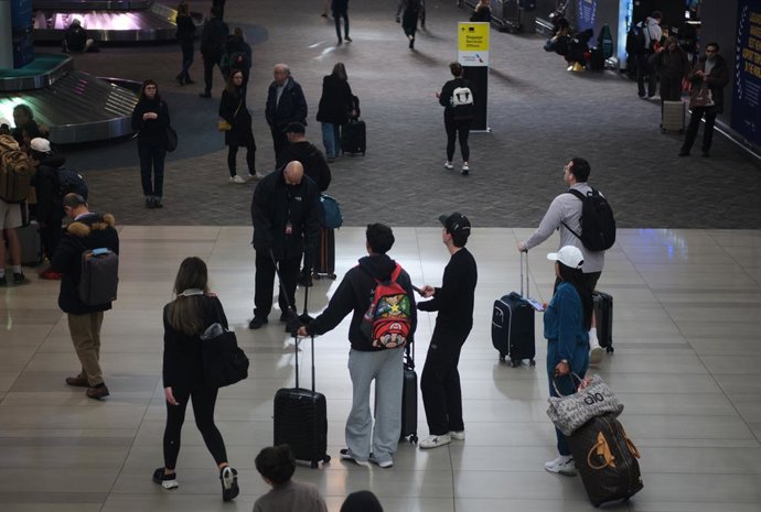 20 de março de 2026, Nova York, Nova York, EUA: Viajantes empurram suas malas pelo saguão do Terminal B do Aeroporto LaGuardia.