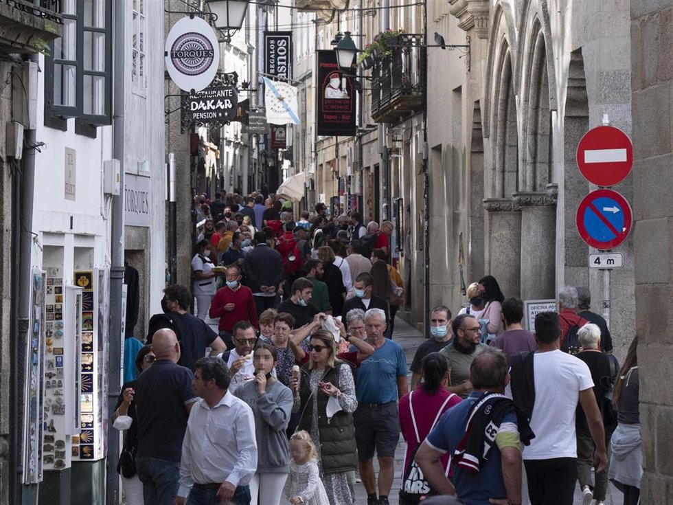 Archivo - Varias personas caminan por la calle del Franco, n Santiago de Compostela