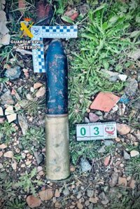 La Guardia Civil desactiva un proyectil de artillería de la Guerra Civil hallado en un paraje de Calamonte