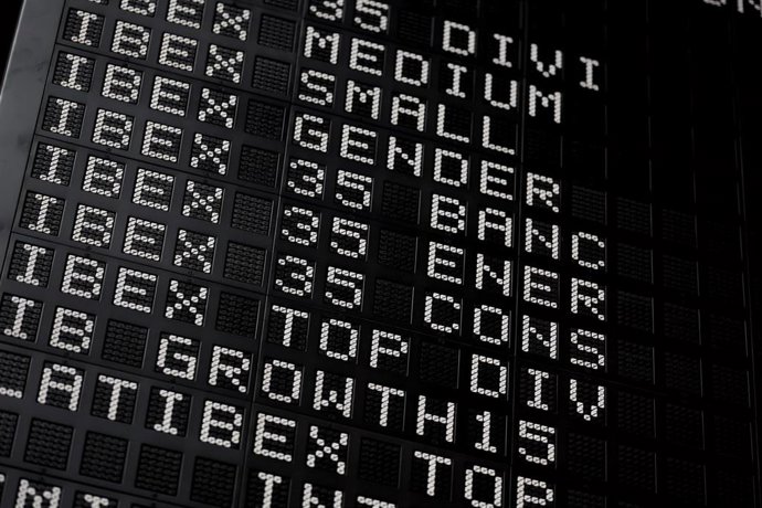 Archivo - Valores del Ibex 35 en el Palacio de la Bolsa de Madrid, a 15 de junio de 2022, en Madrid (España).