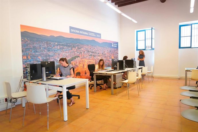 Trabjadores en el interior de la Oficina Integral de Vivienda y Anticupación de Palma.