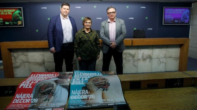 El gerente de la ADER, Luis Pérez Echeguren, el alcalde de Nájera, Jorge Salaverri, y la presidenta de la Asociación El Mueble de Nájera, Nuria Núñez, presentan la trigésima segunda edición de la Feria del Mueble NájeraDecor