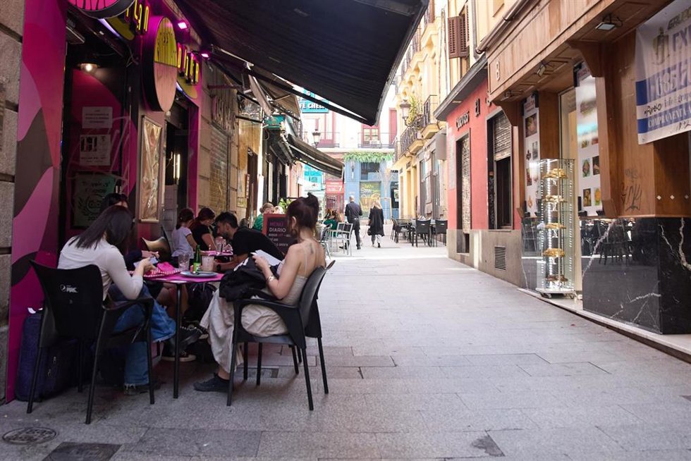 Archivo - Ambiente en una terraza de un bar,