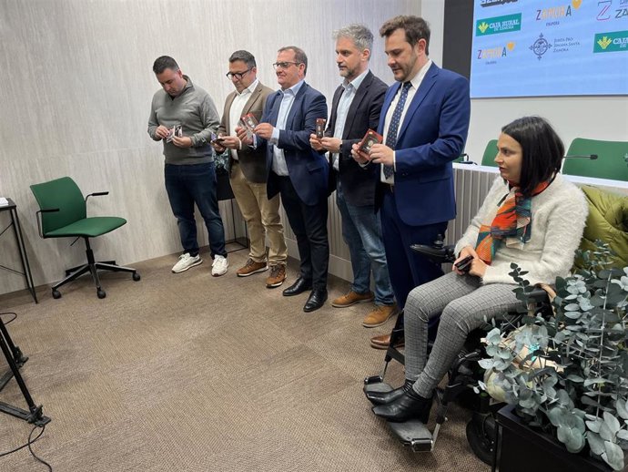 Autoridades y representantes de las asociaciones colaboradoras con la edición del itinerario oficial de la Semana Santa de Zamora, durante su presentación. .