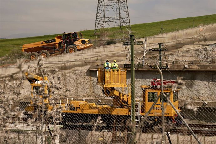 Actuaciones en la vía de tren en Álora para recuperar la alta velocidad completa entre Málaga y Madrid.