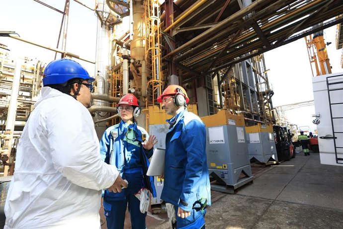 Archivo - Operarios de Moeve en el Parque Energético San Roque, en la provincia de Cádiz.