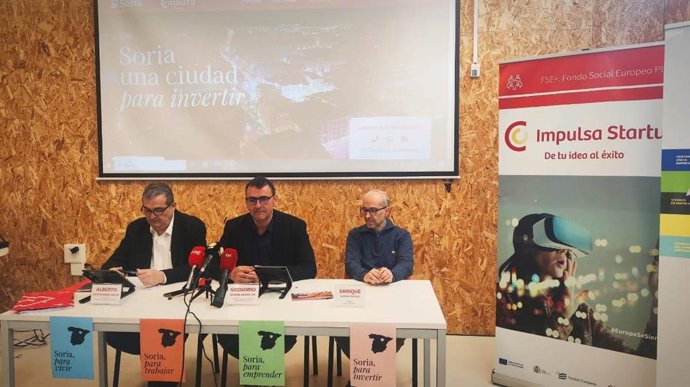 De Izda A Dcha, Alberto Santamaría, Gregorio García Y Enrique García Analizan La Iniciativa 'Soria Para Vivir'.